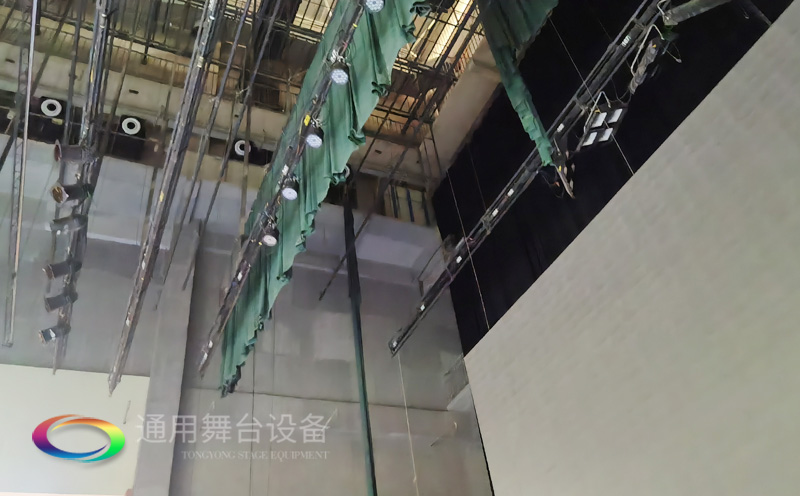 廣西梧州某劇場(chǎng)順利通過項(xiàng)目驗(yàn)收 項(xiàng)目設(shè)計(jì)舞臺(tái)機(jī)械吊掛系統(tǒng)、幕布、專業(yè)燈光系統(tǒng)等